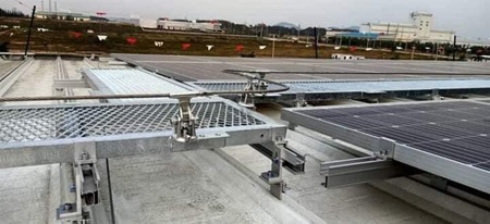 Thi công lối đi lưới mắt cáo trên mái solar