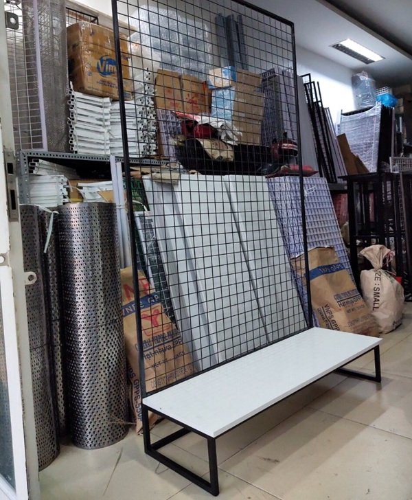 Vách ngắn lưới thép cửa lùa